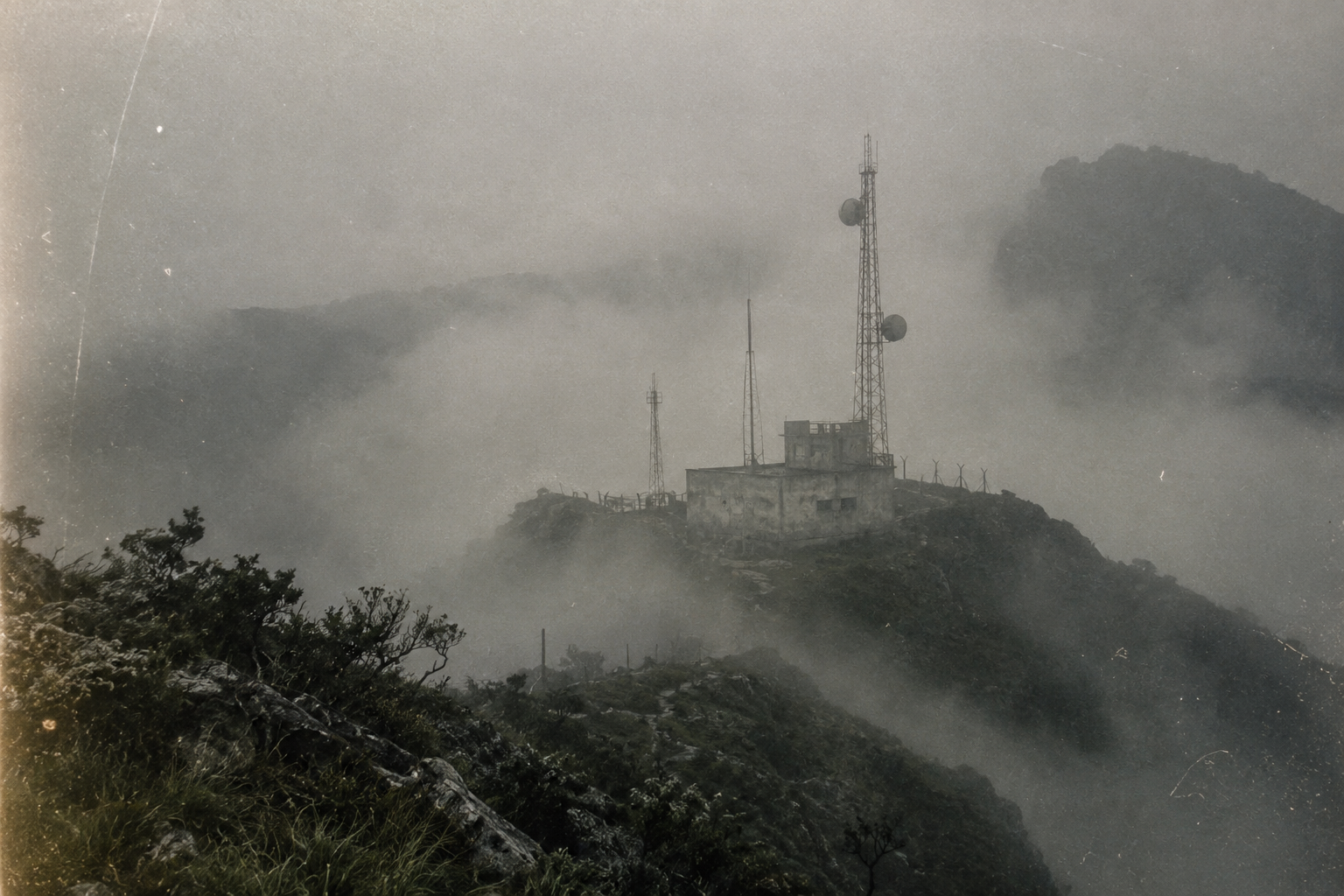 Estação da Serra envolta por neblina, vista à distância
